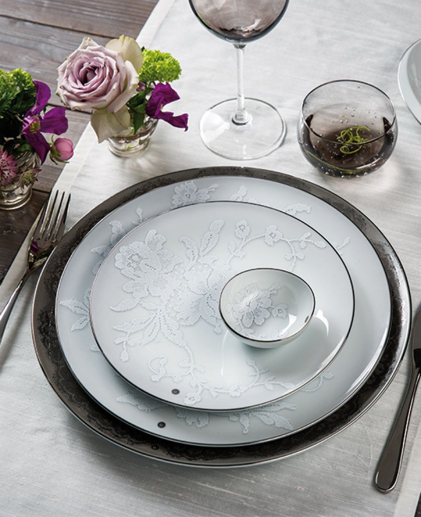 Oczarowuje połączeniem misternego, ażurowego wzoru i subtelnego blasku platyny z porcelaną w intrygującym odcieniu. Idealny