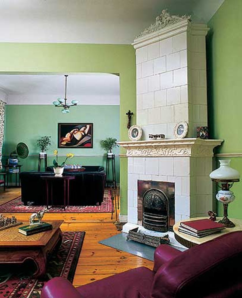 Piec kaflowy z 1924 roku jest równie stary jak dom. Od początku stał w salonie, ale od kiedy zamieszkała