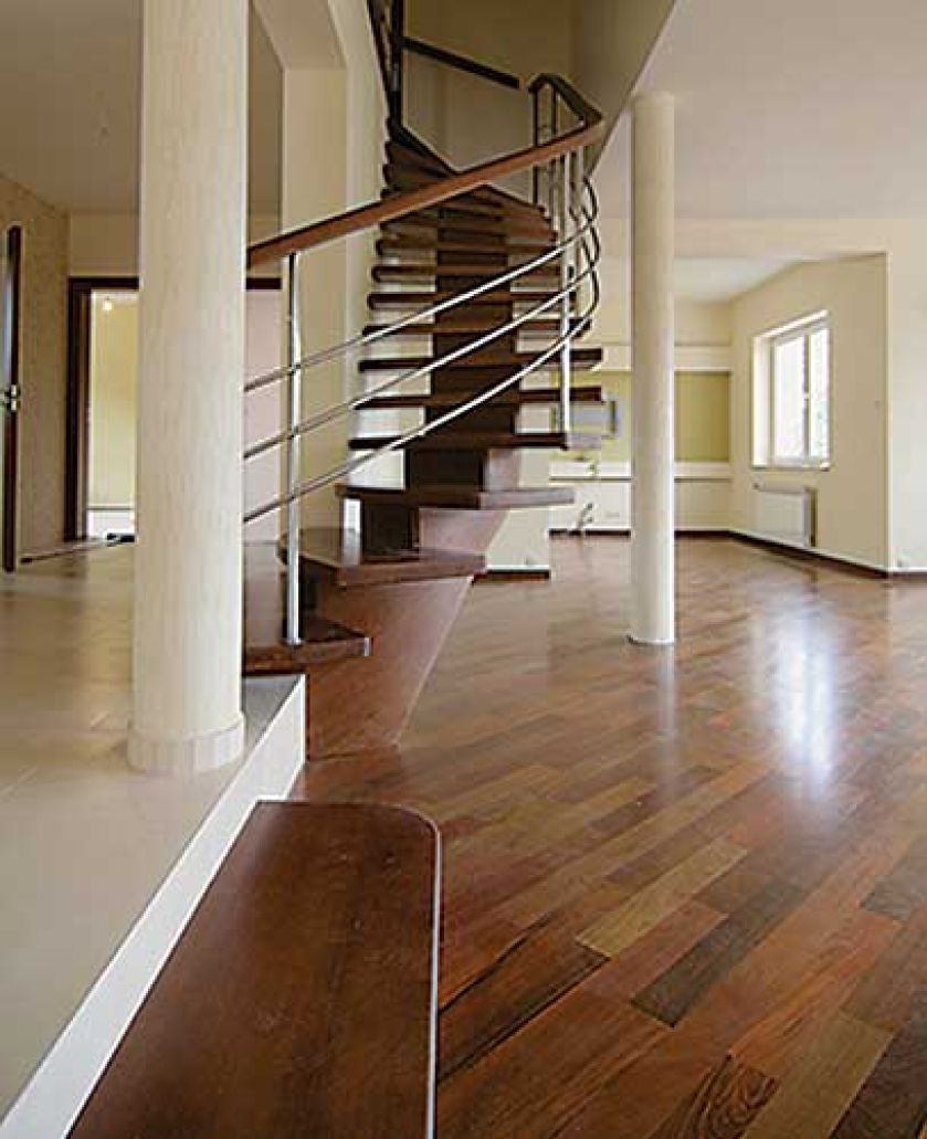 Schody z litego dębu - samonośne, na giętej belce, balustrada ze stali nierdzewnej. PRACOWNIA STOLARSKA WŁODARCZYK.