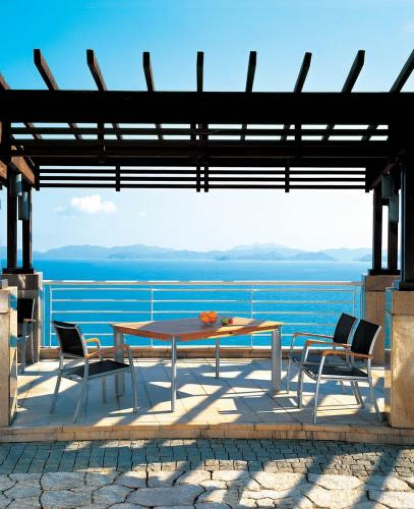 Udany mariaż: granitowa kostka i płyty oraz gres. Stół (od 2999 zł) i krzesła (od 499 zł) Pienza zrobione