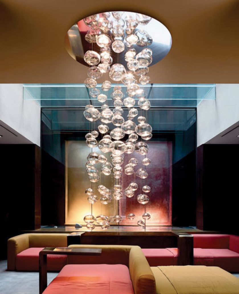 Ulatujące w górę bańki mydlane czy spadające krople deszczu? To kryształowa lampa Venezia. Wymyślił ją