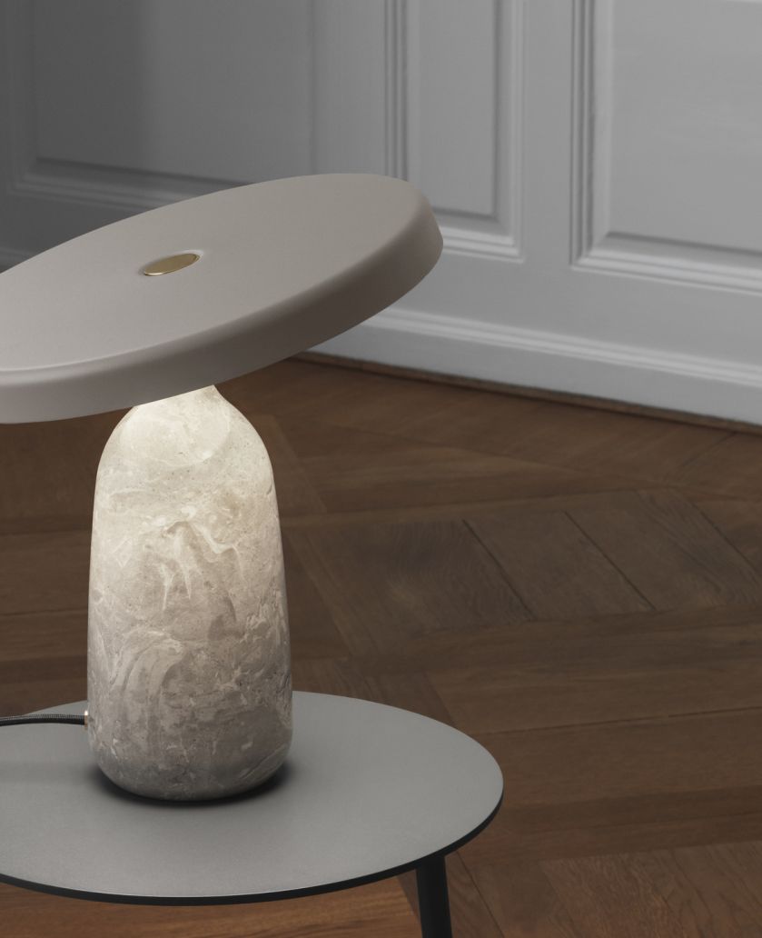 lampa na marmurowej podstawie