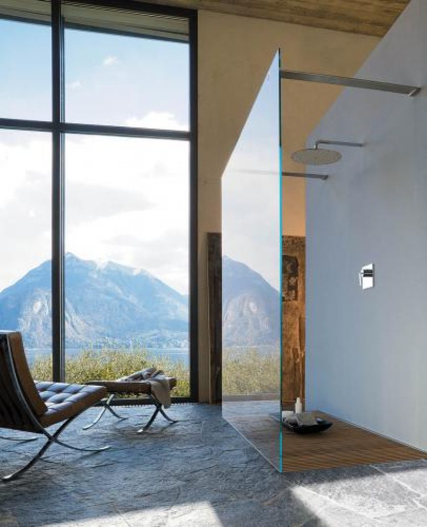 Kabina Plano zrobiona jest ze szkła hartowanego zabezpieczonego fabryczną powłoką anticalc ułatwiającą utrzymanie prysznica w