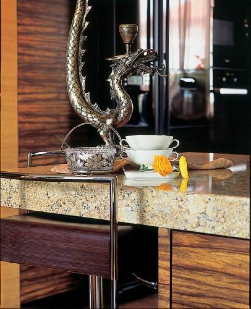 Na barku w nowoczesnej kuchni sti chiński świecznik-smok.