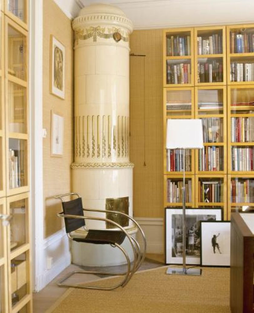 W gabinecie stoi piec w ciekawym kształcie.