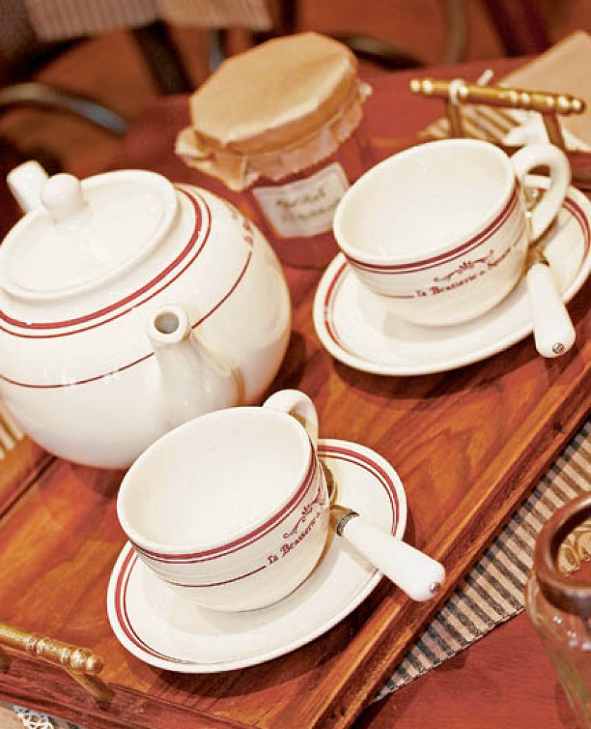 Czajnik kosztuje 130 zł, filiżanka – 35 zł, taca – 299 zł. COQLILA