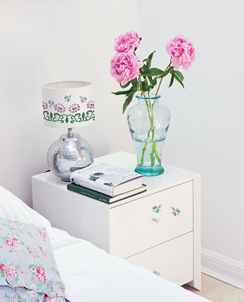 Proponujemy wersję z lekkim przymrużeniem oka – nad każdym kwiatem lata pszczoła.