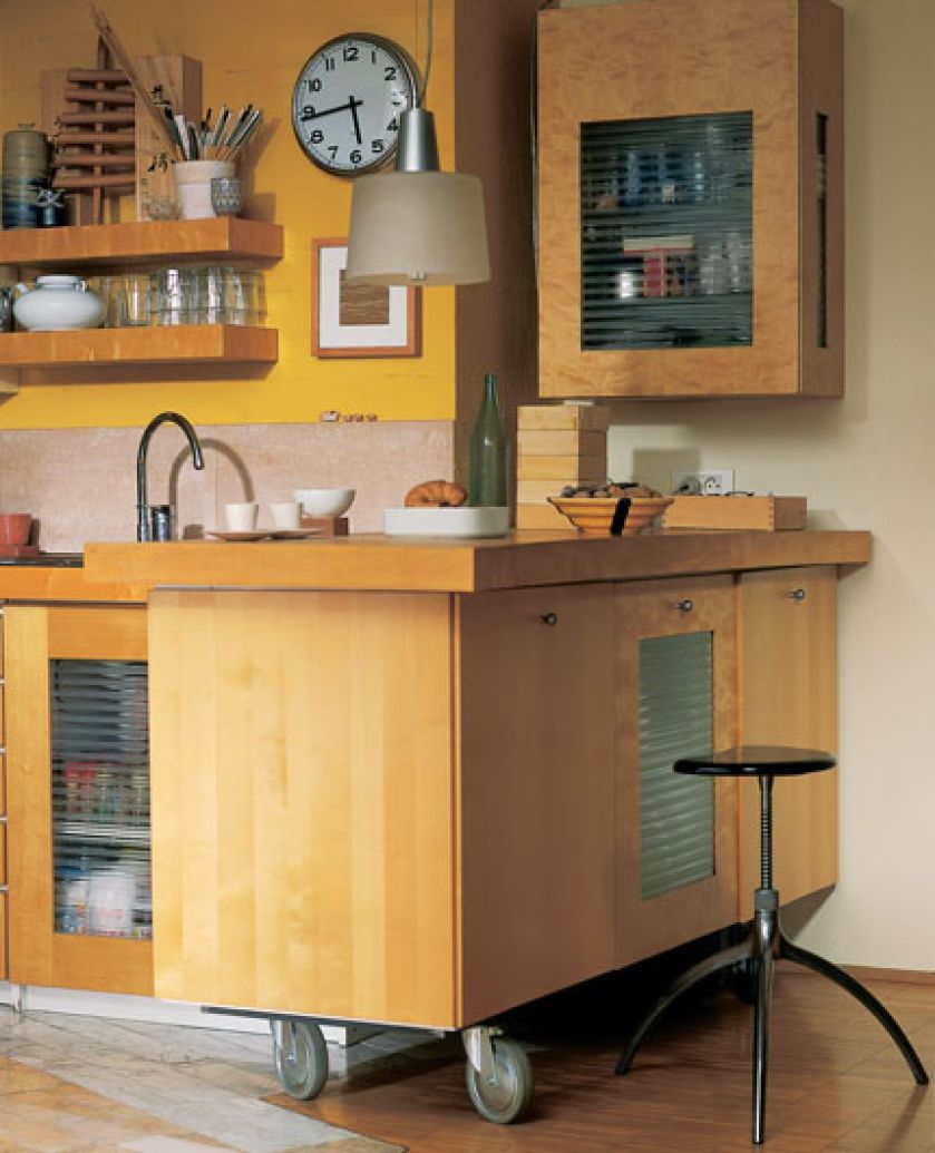 Szafki kuchenne Marianna zaprojektowała sama. Przy­zna­je, że o drew­no trze­ba dbać, ale jest cie­płe, ży­we.