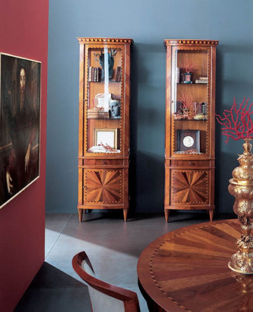 Witrynę Time, zdobioną intarsją, zaprojektował Annibale Colombo. Kosztuje od 20 270 zł. ANNIBALE COLOMBO