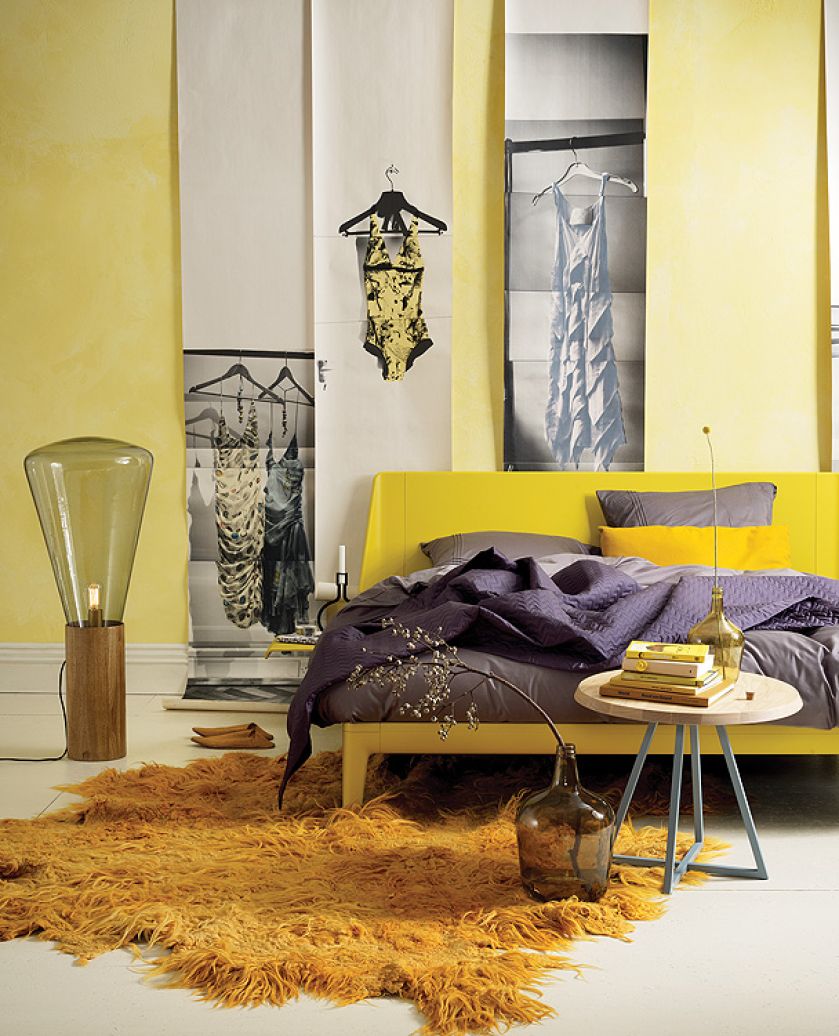 Essential – łóżko na aluminiowej podstawie z drewnianym zagłówkiem holenderskiej marki Auping, ok. 12 500 zł,