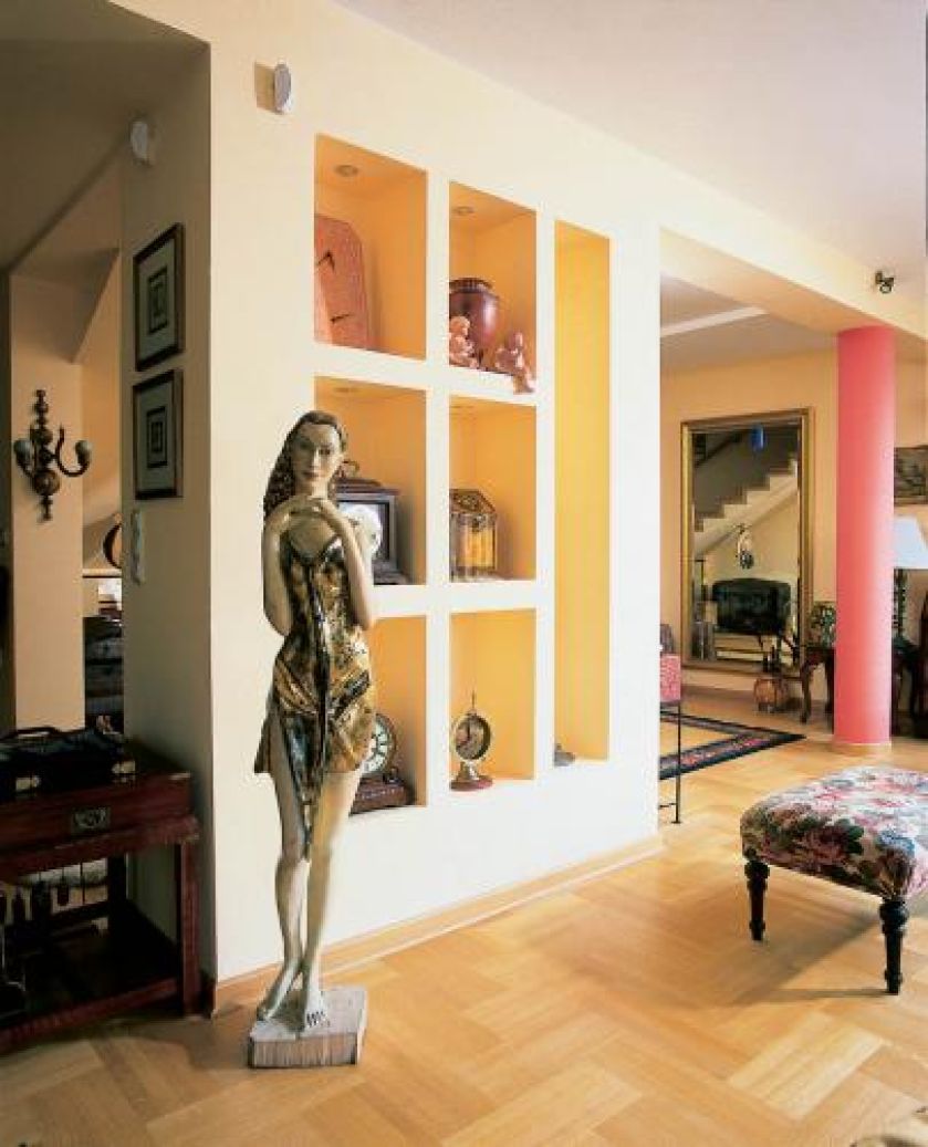 Gości wita rzeźbiona kobieta. Miejsce dla drobiazgów