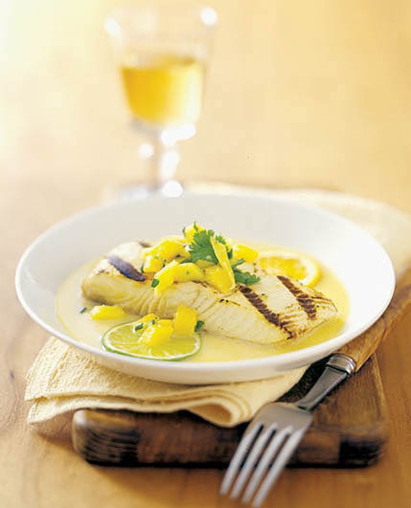 Grillowany halibut z salsą z mango i cytrusów