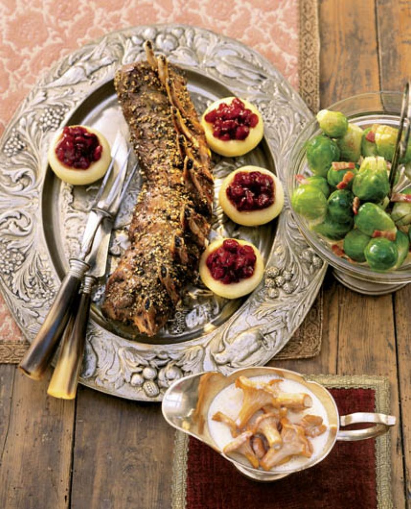 Jagnięcy comber z sosem z kurek i pieczonymi jabłkami z żurawiną.