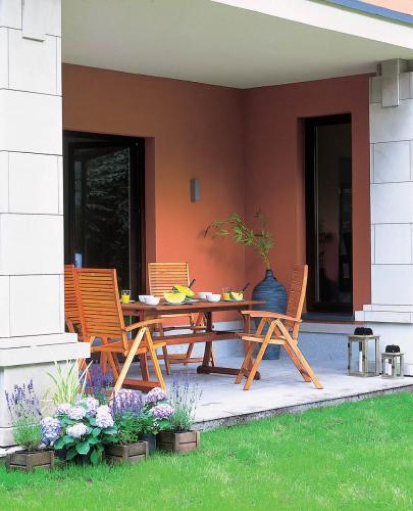 Na tarasie zestaw mebli ogrodowych. Włoskie marzenie