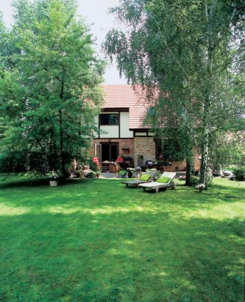 Przed domem miejscena rozstawienie mebli ogrodowych.