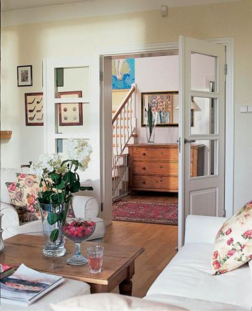 Salon od holu oddzielają przeszklone drzwi.