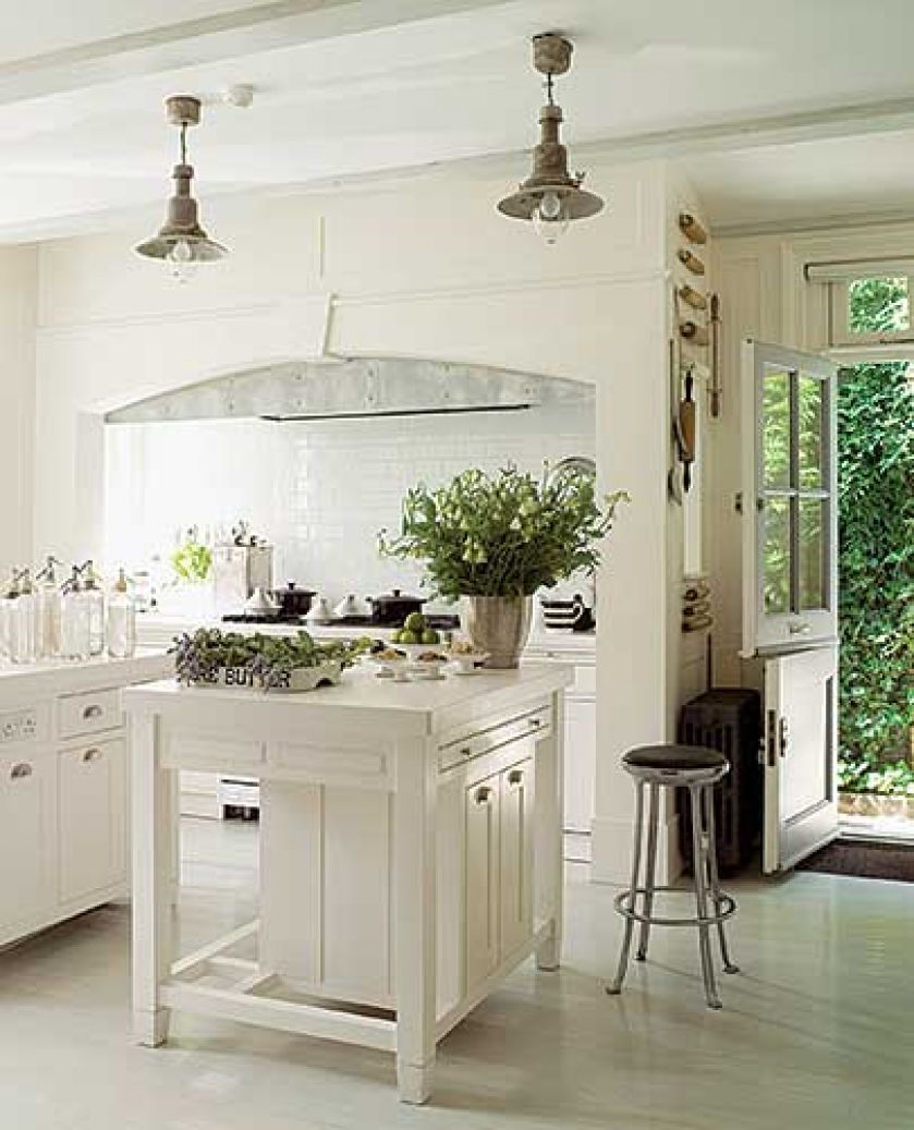 W kuchni w prowansalskim stylu oczywiście dominuje kolor biały.