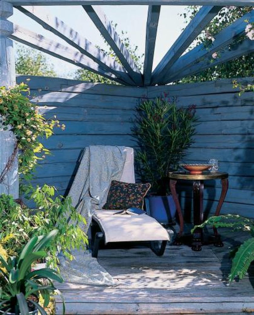 Cień zapewniają odpowiednio ustawienie względem stron świata ściany.