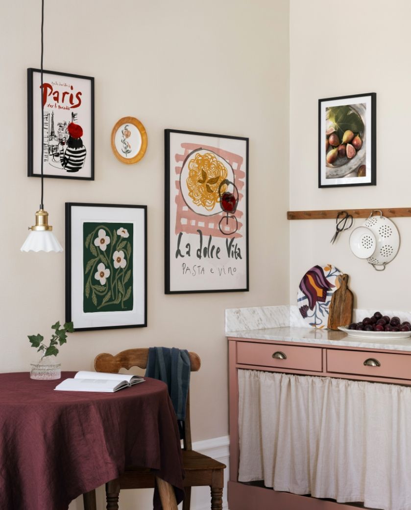co powiesić na ścianie w kuchni przy stole
