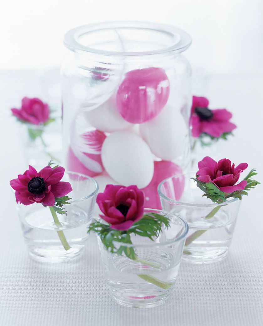 W kwiatach: słój z pisankami w miłym otoczeniu.