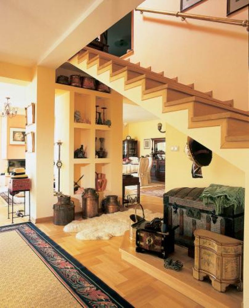 Drewniane schody prowadzą na piętro.