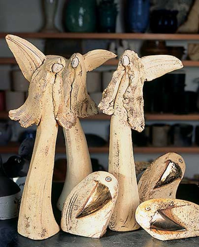 Oprócz swego znaku firmowego - ceramicznych ptaków - Ewa lepi też anioły, jednorożce, ryby...