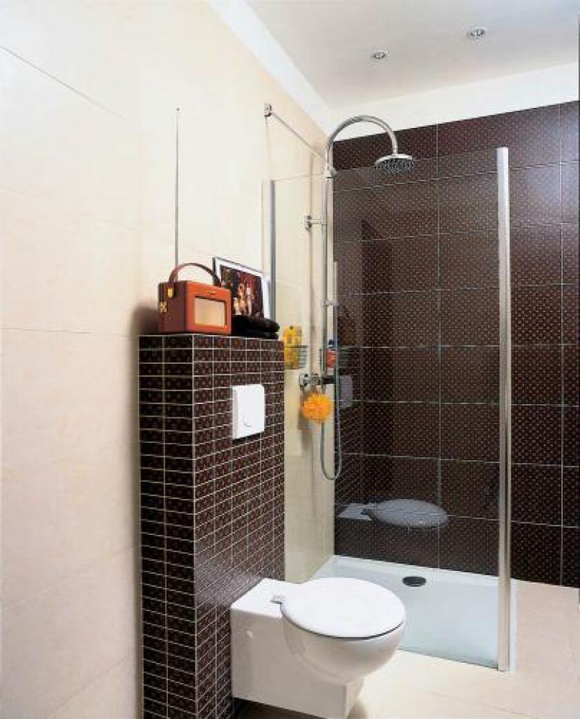 W łazience brązowo- beżowe płytki. Zabawy z kolorami