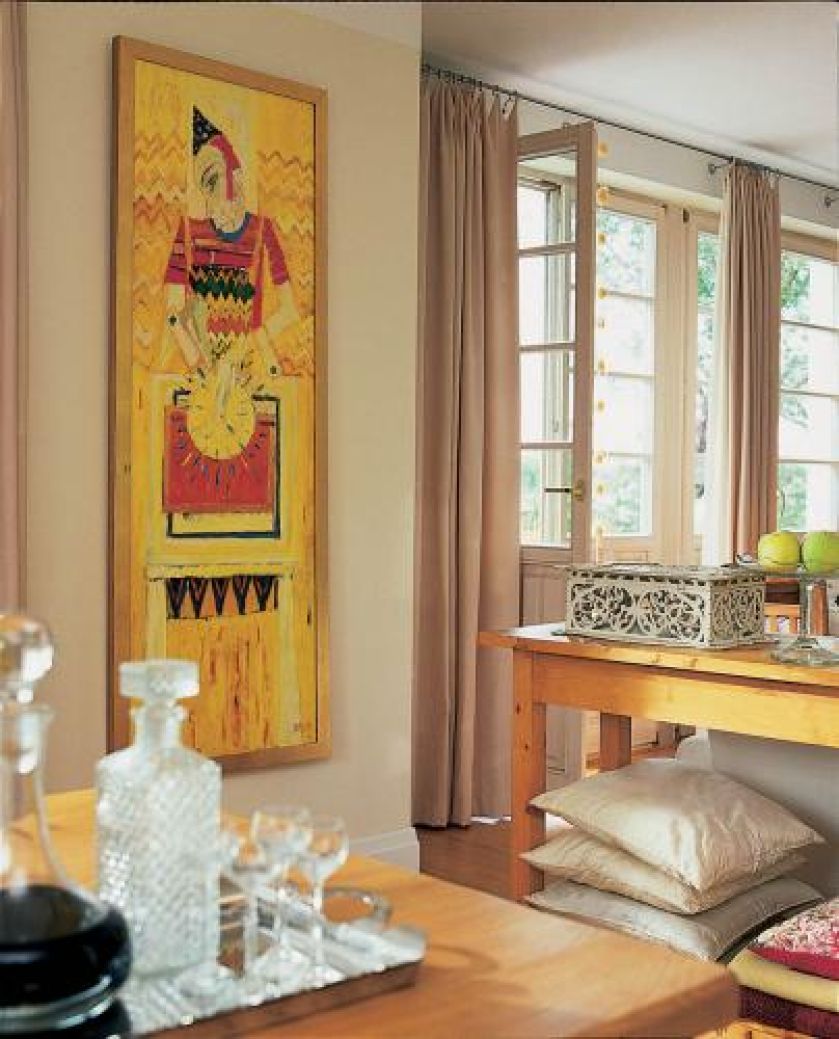 Wnętrze zdobi obraz utrzymany w ciepłej kolorystyce.