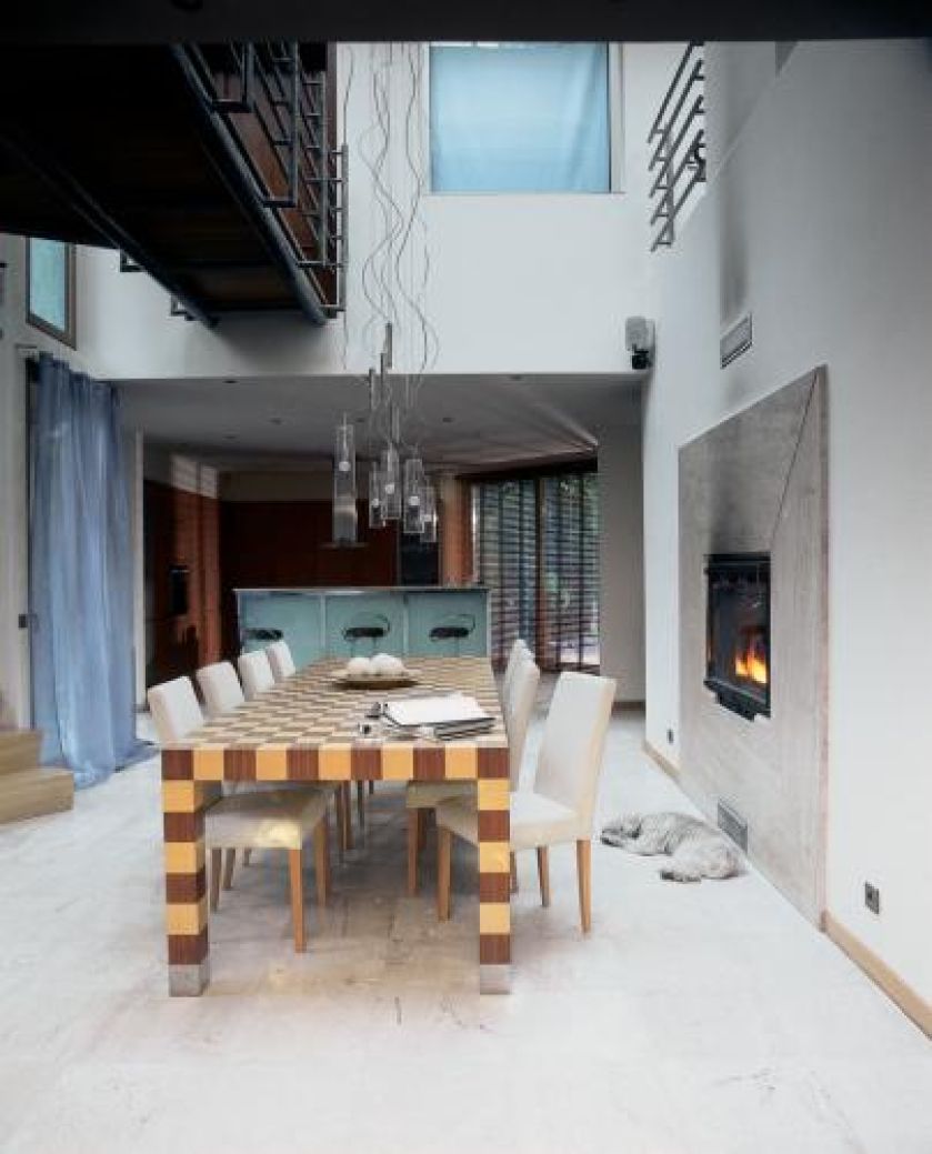 Wrażenie rytmiczności potęguje długi kraciasty stół i ustawione przy nim krzesła.