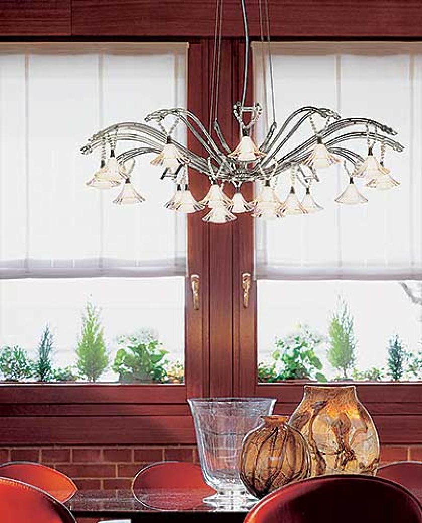 Żyrandol Fenice wykonany jest z metalu i szkła Murano - kosztuje od 591 euro. METAL-LUX. REPREZENTANT W POLSCE -