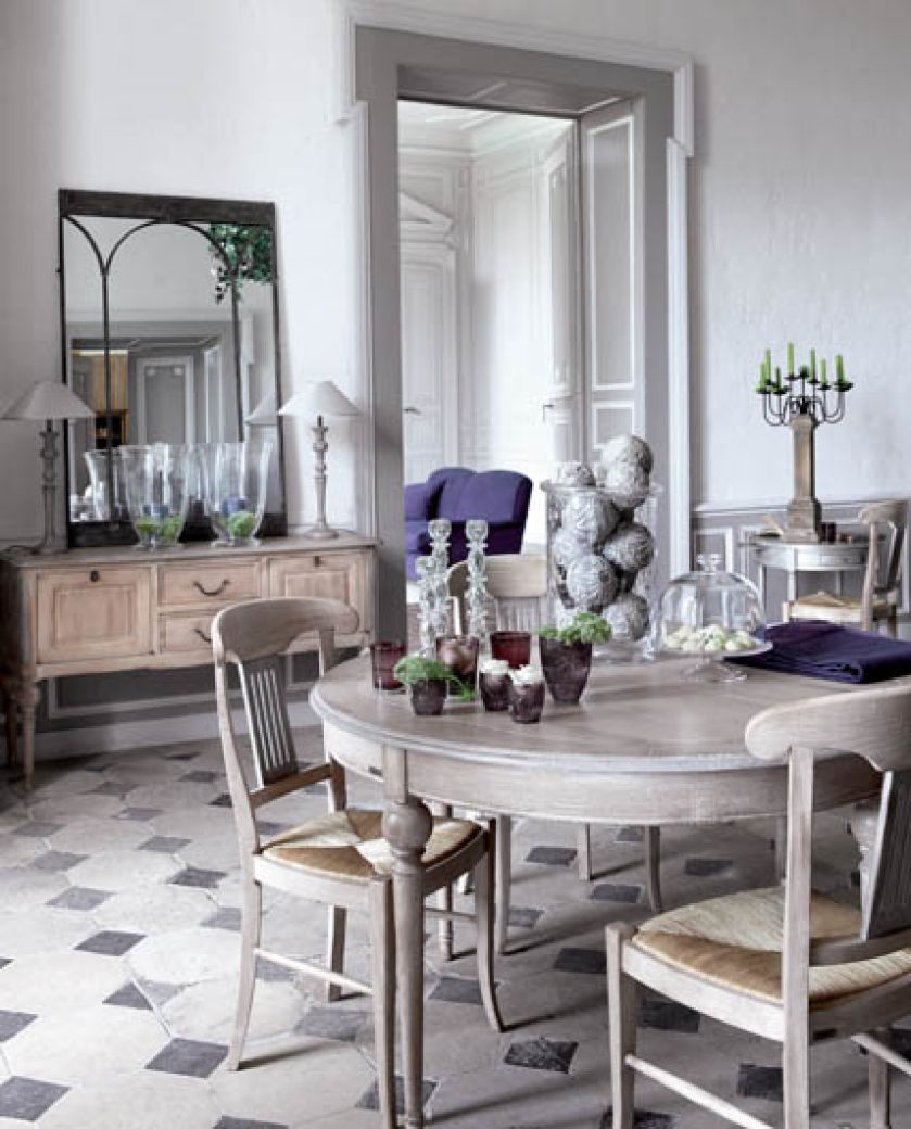 Jadalnia Luberon: stół (15 50 zł) i krzesła (2100 zł/szt.) z litego dębu nawiązują stylem do górskich chat we