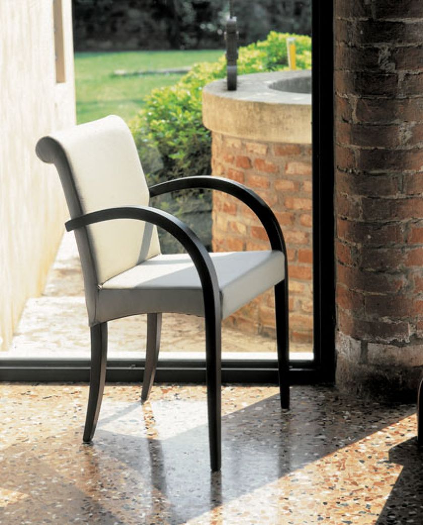 Może być obite do wyboru tkaniną lub skórą. Cena – od 460 euro. STUDIO ITALIA