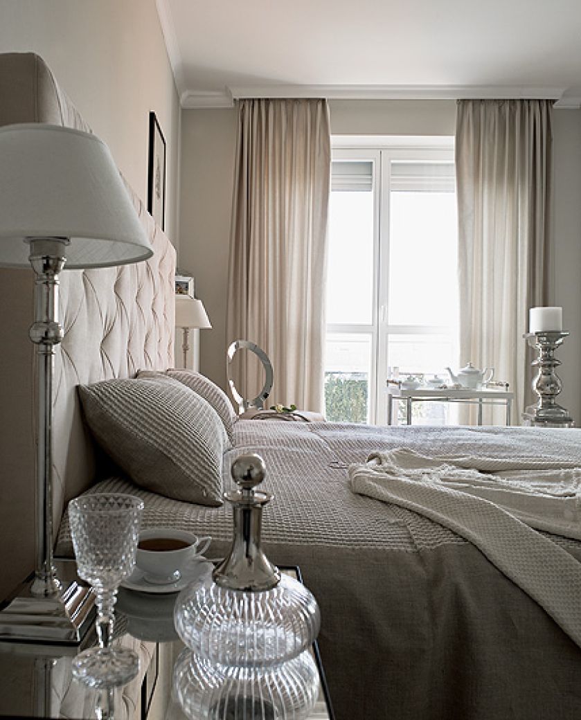 Włoski sznyt: łóżko i lustrzane stoliki.