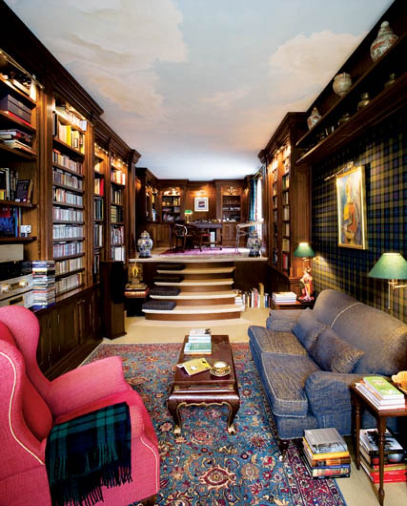 Biblioteka jest w stylu angielskim, co nie dziwi, biorąc pod uwagę fakt, że pan domu długo mieszkał w Wielkiej Brytanii.