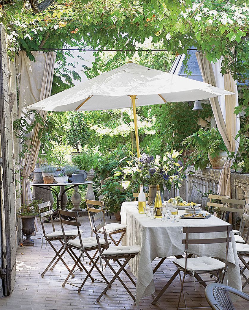 Jadalnię pod chmurką można urządzić w stylu włoskich knajpek.