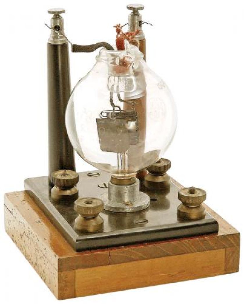 Jeden z pierwszych odbiorników skonstruowany na początku XX w. przez amerykańskiego wynalazcę Lee De Foresta, fot. FORUM