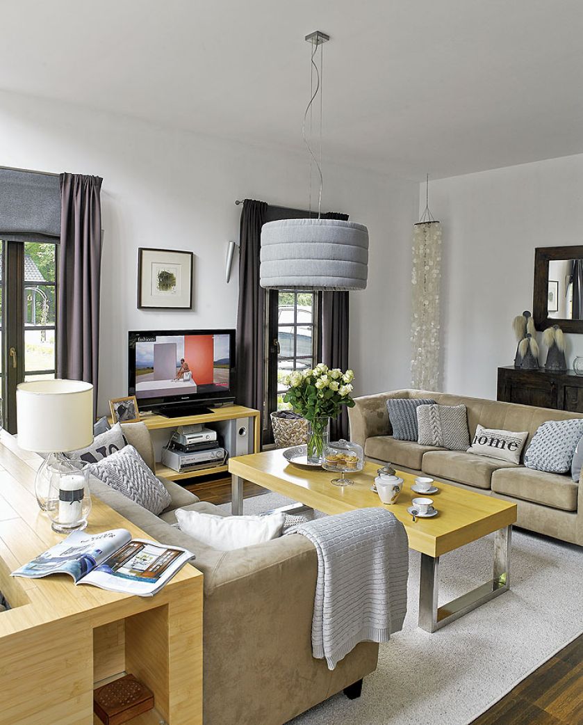 Salon urządzony w szarościach.