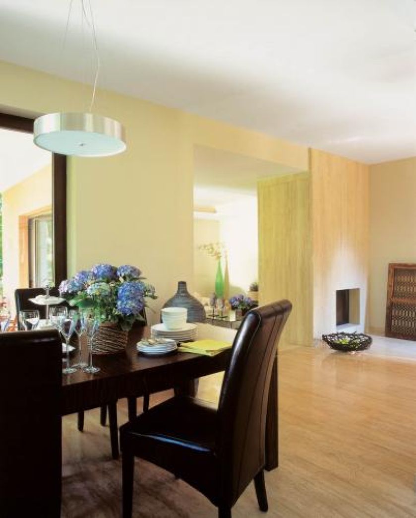 Jadalnia jest najlepszym punktem obserwacyjnym w domu. Siedząc przy stole, możemy podziwiać ogród, taras przy