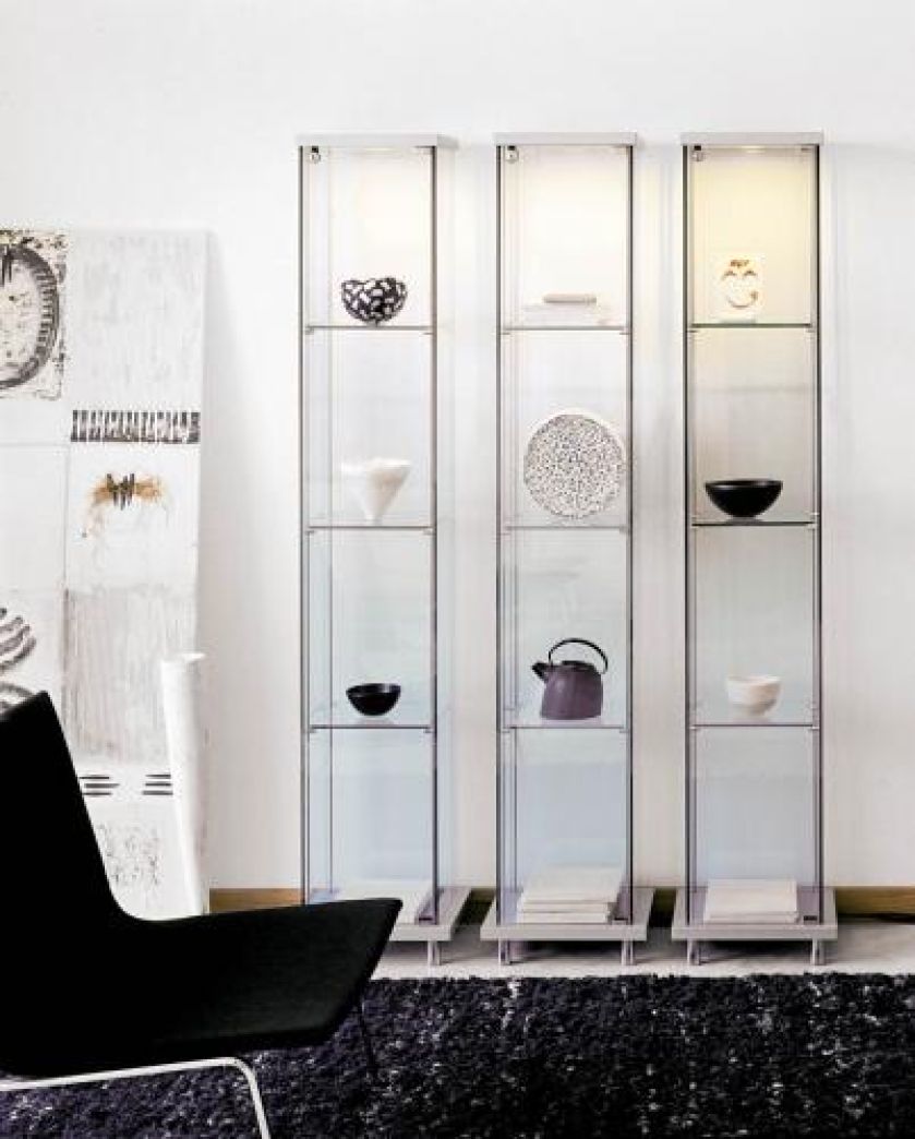 Kolekcja Mini Decor z halogenowym oświetleniem półek. Do wyboru obudowa w kolorze buku, orzecha, wiśni, wenge, oraz biała lub