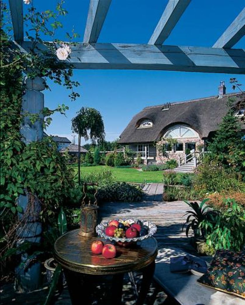 Pani Antonina wyczarowała ogród jak z bajki, a w nim idealne miejsce wypoczynku.