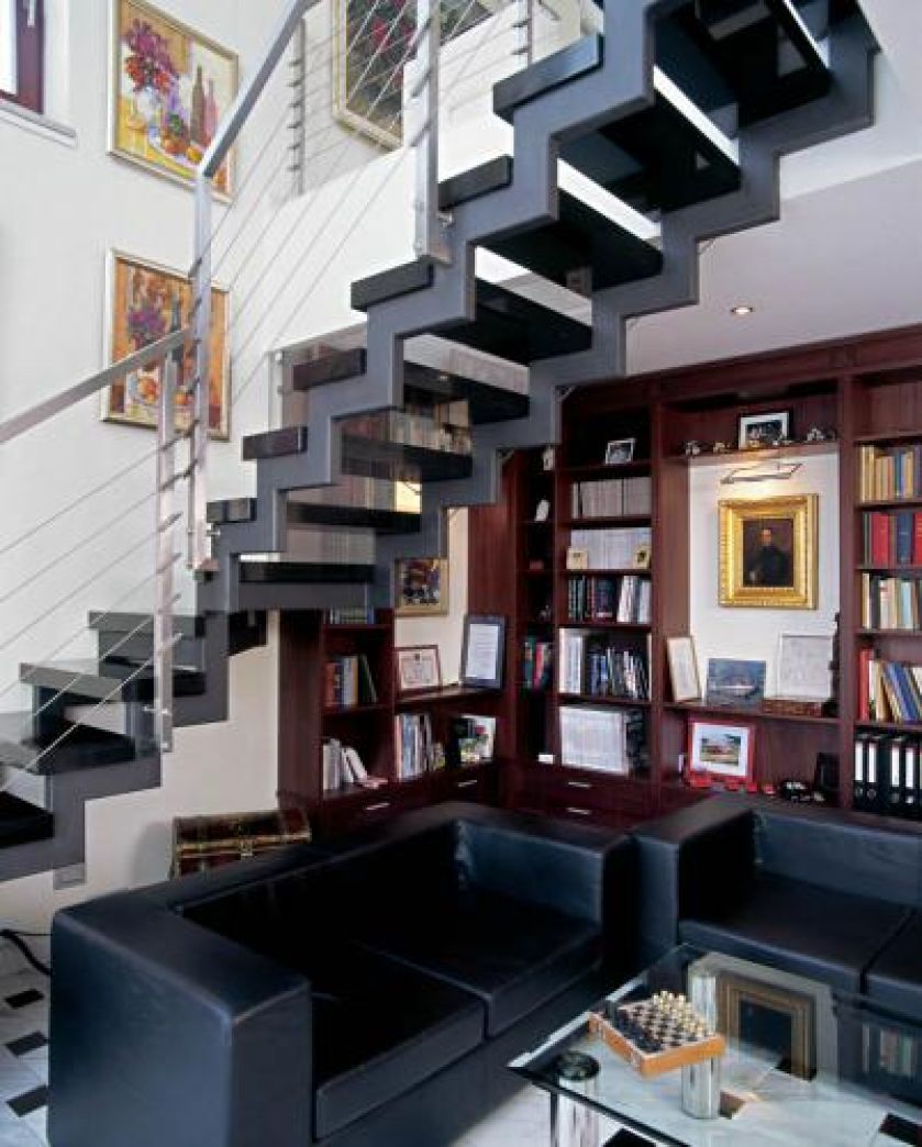 Pod schodami znalazło się miejsce na kanapy.