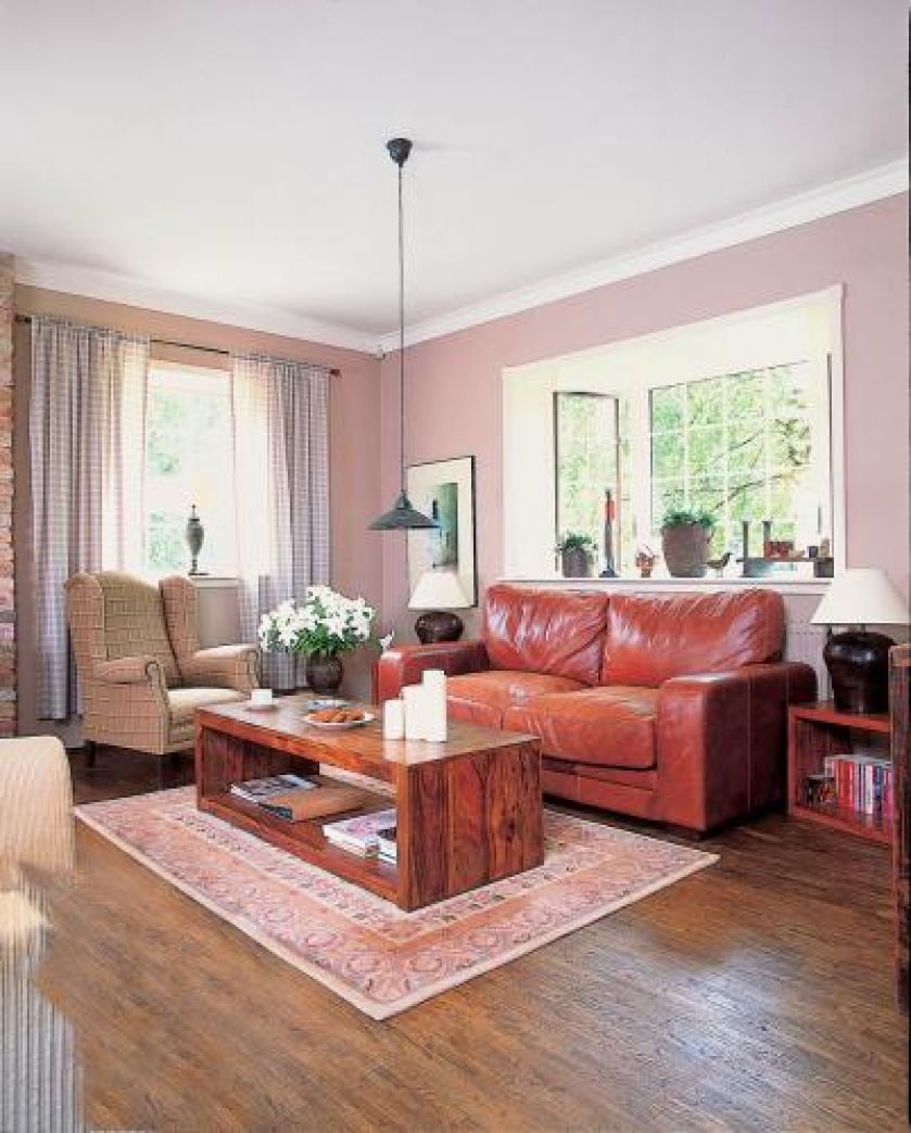 Skórzana kanapa o fotel obszyty tkaniną w kratę.