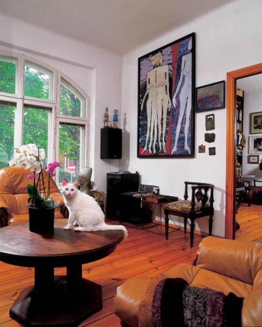 Skórzane fotele i okrągły stolik. Bursztynowy koncert