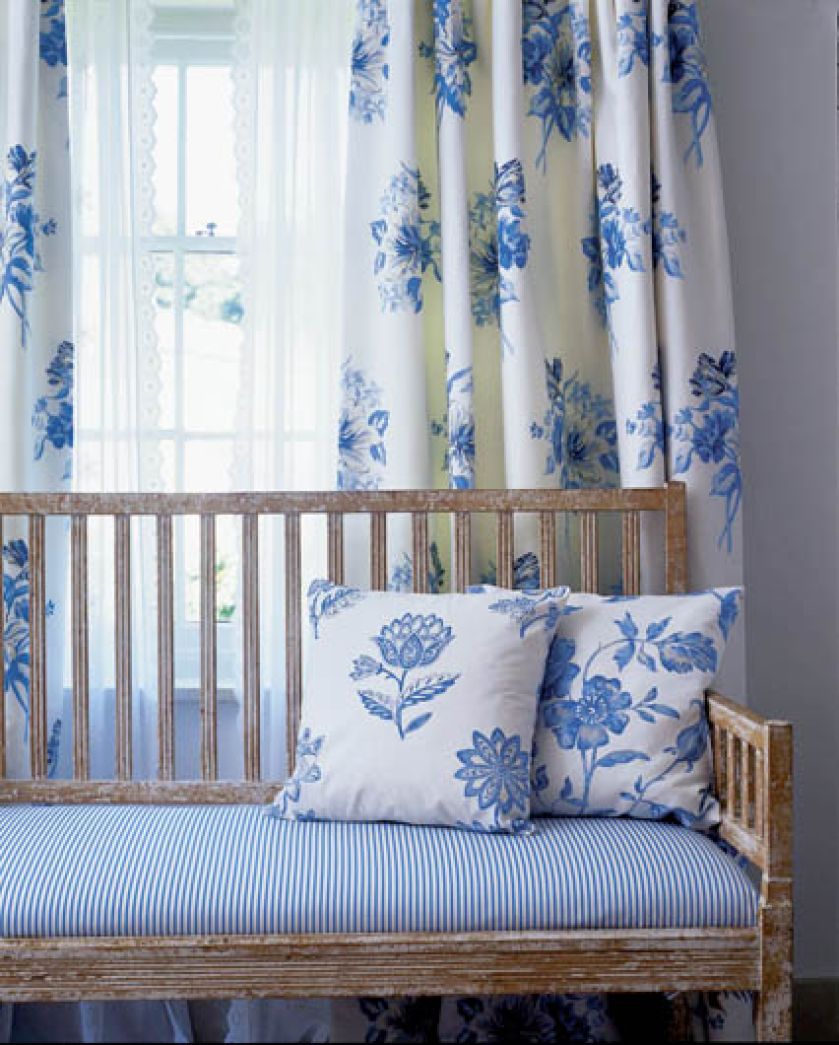 Okna w kwiatach. Kwiaty, zasłony, materiał