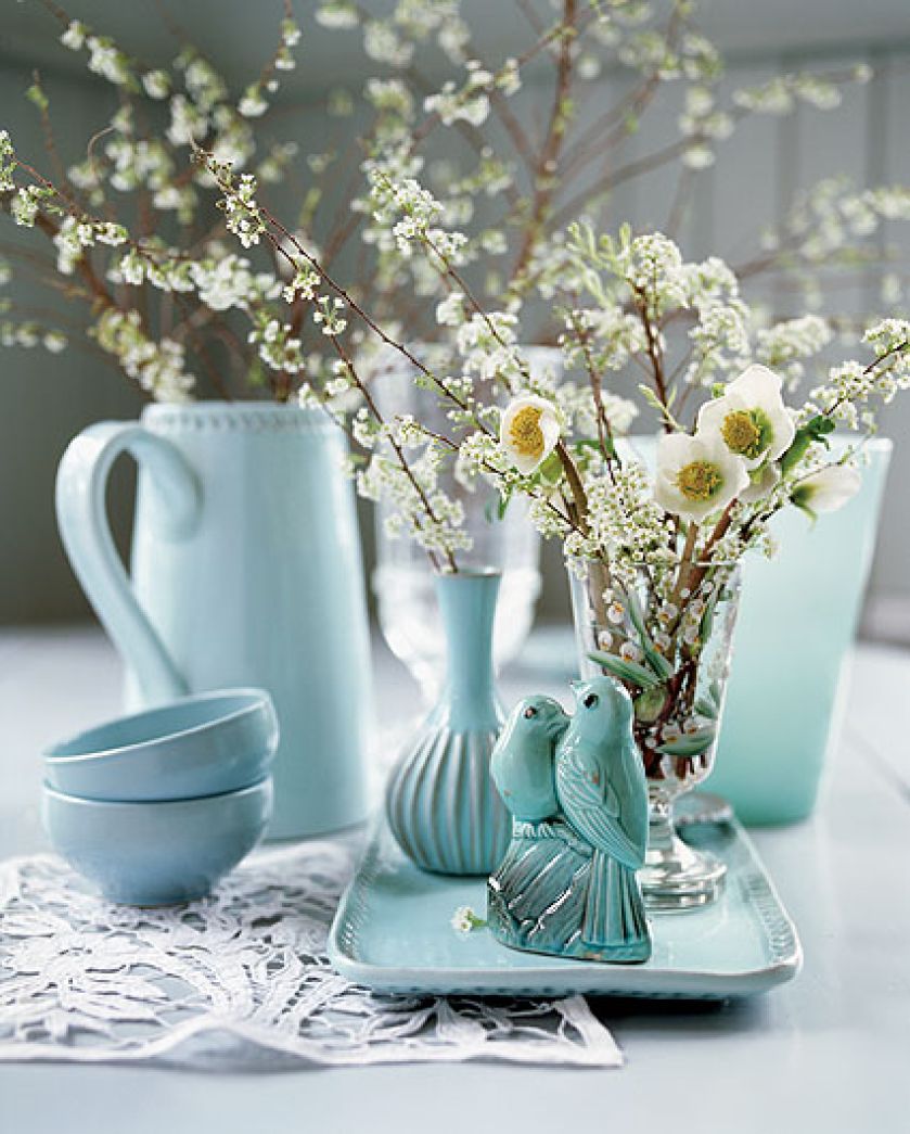 Wazony na wiosenny stole. Szklane dekoracje do domu.
