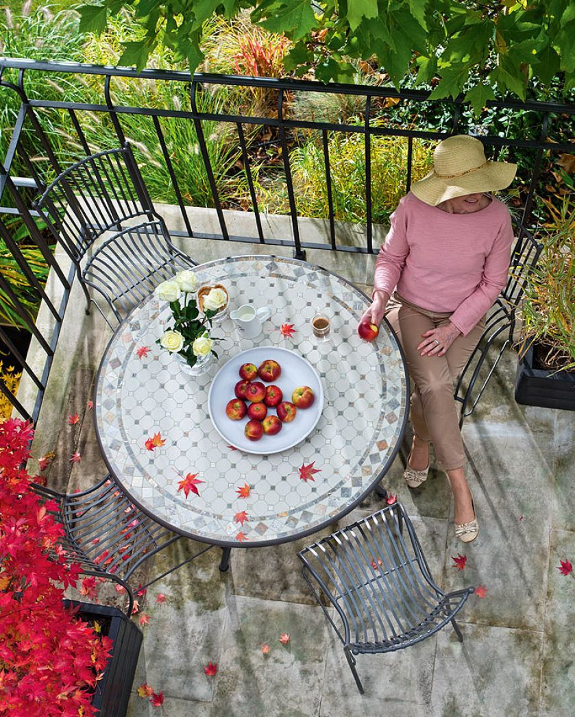 Meble z kolekcji Silene (Castorama) o finezyjnych kształtach tworzą stylowe aranżacje. Okrągły stolik z ciekawym,