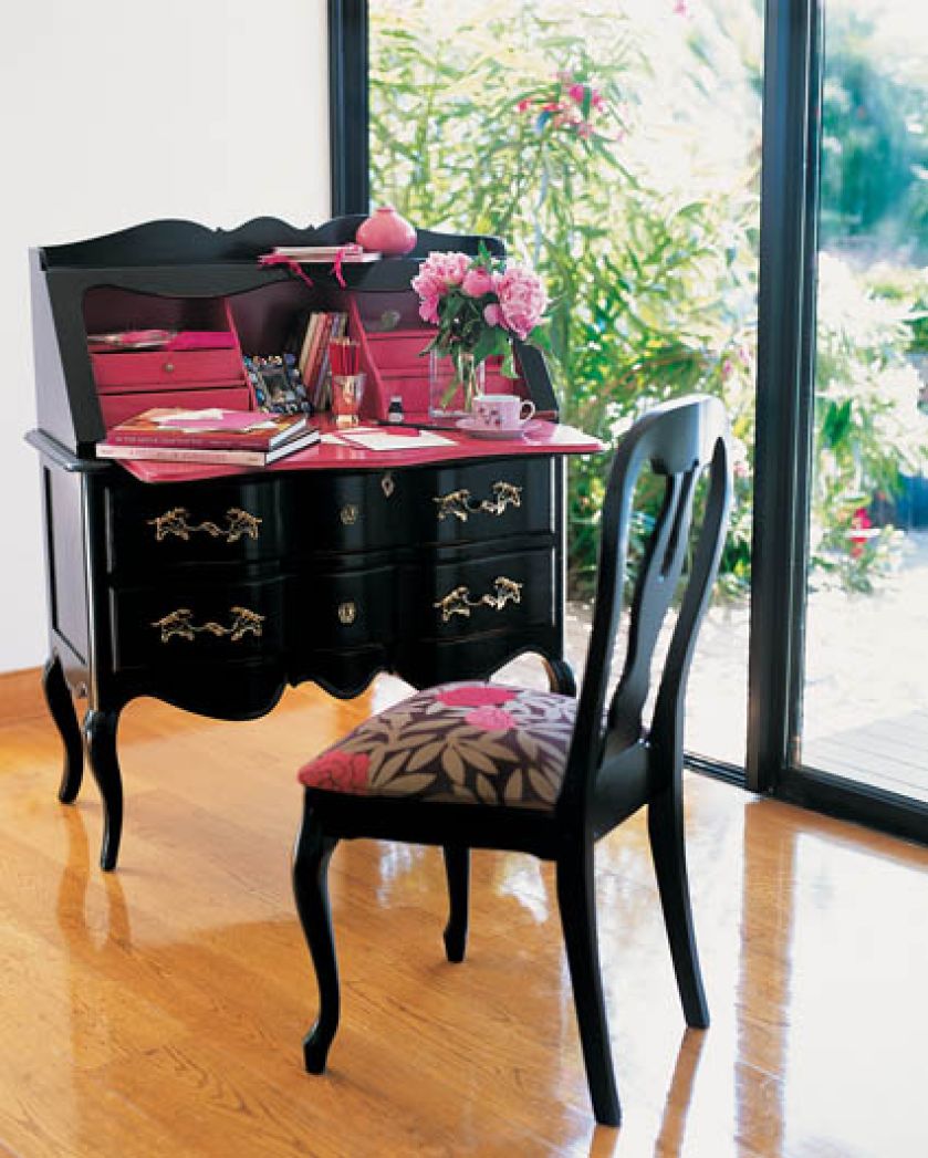 Buduarowa alegancja z różowymi akcentami. Bukowe krzesło Provence za 2600 zł. GRANGE