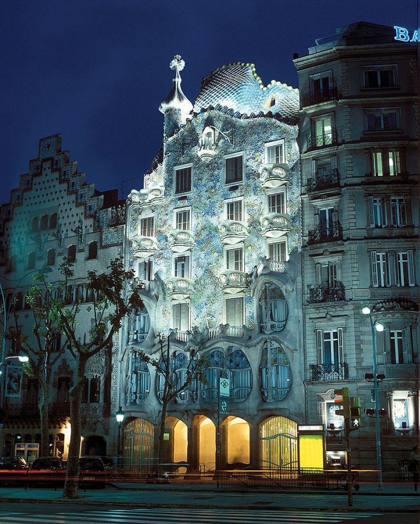 Kamienicę zaprojektował Antonio Gaudi.