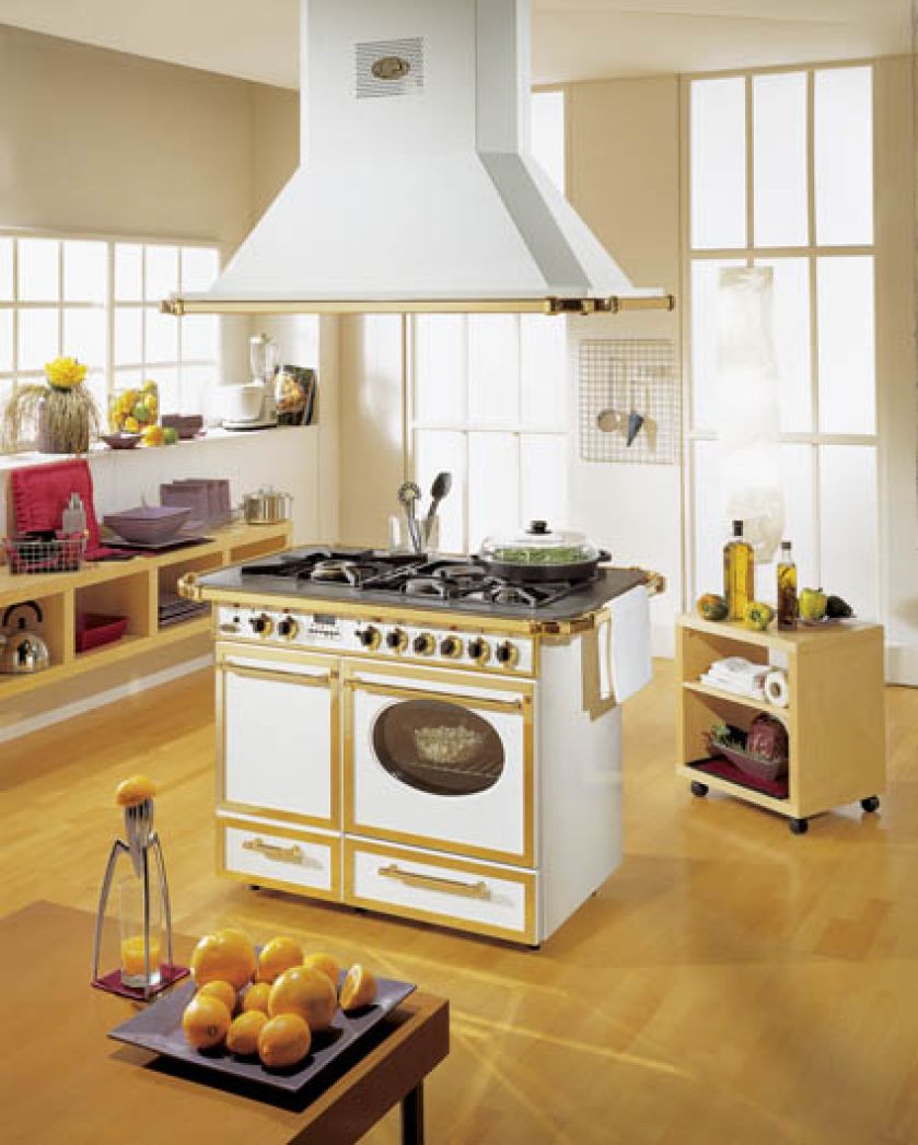 Cztery palniki gazowe plus płyta elektryczna, dwa piekarniki. GODIN