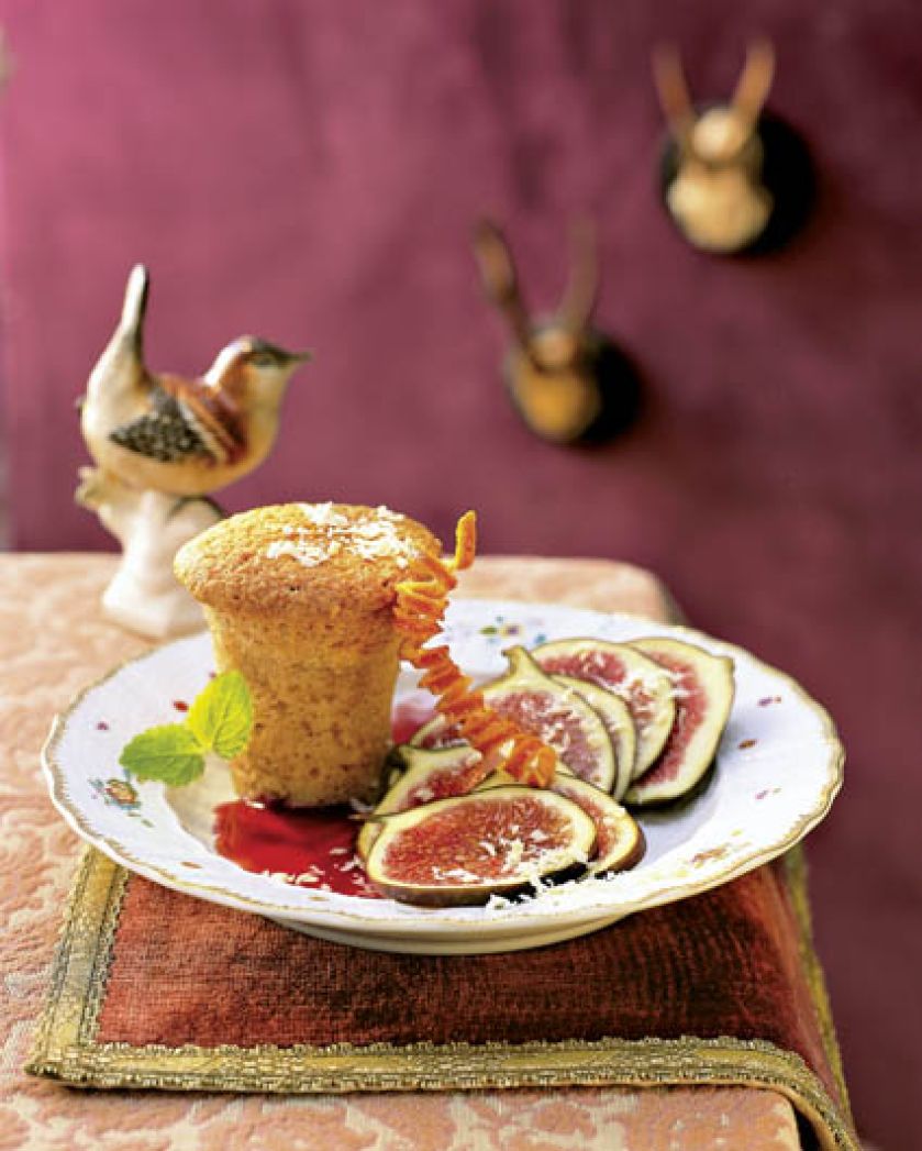 Korzenny pudding z migdałami i świeże figi.